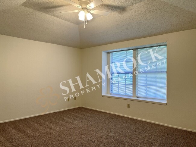 Building Photo - Duplex in Midway ISD!