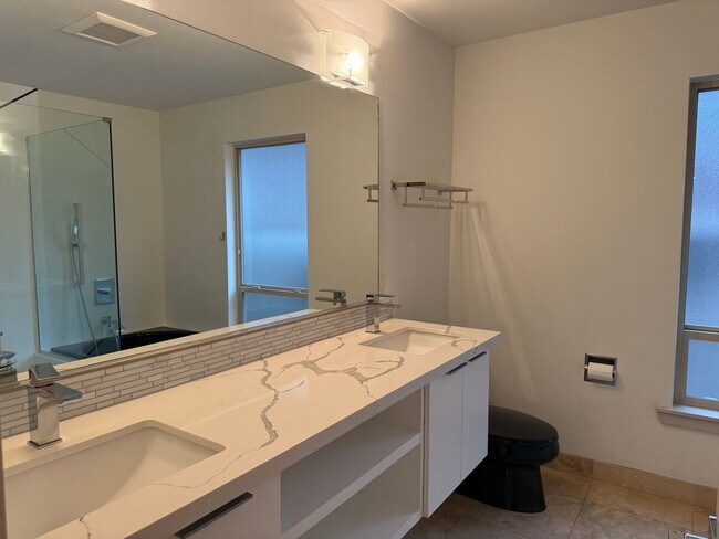 Building Photo - Contemporary SW Portland Home with Garage, A/C, and Prime Location Steps from OHSU and Willamette...