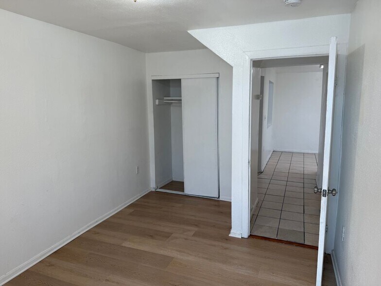 Building Photo - 1124 E 40th Pl