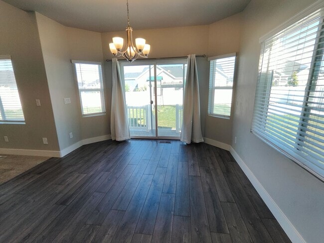 Building Photo - Spacious 6 Bed, 3.5 Bath Home in Clinton, UT
