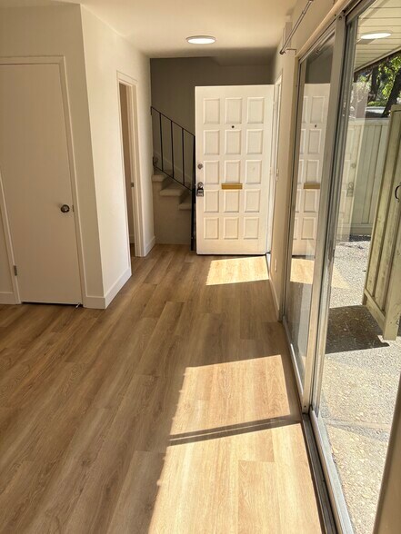 Building Photo - 230 San Andreas Dr