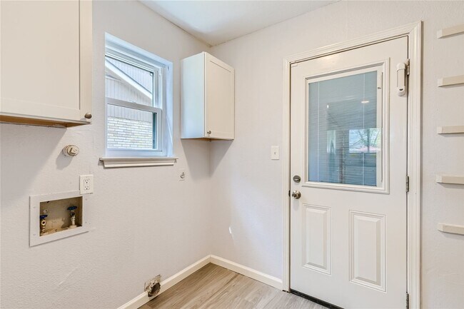 Building Photo - Stunning 4 bedroom for rent, mature trees,...