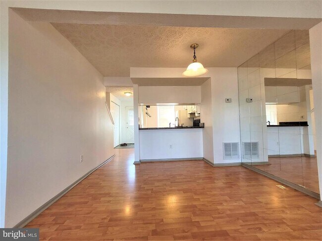 Building Photo - 8072 Grandview Ct