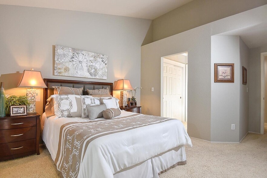 Building Photo - 1711 Parkview Green Cir