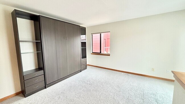 Building Photo - Spacious 2BR/2BA Condo – 1,086 SF + Parking + River Views | NW Portland