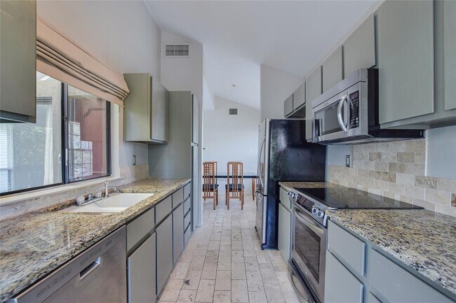 Building Photo - 7122 Wood Hollow Dr