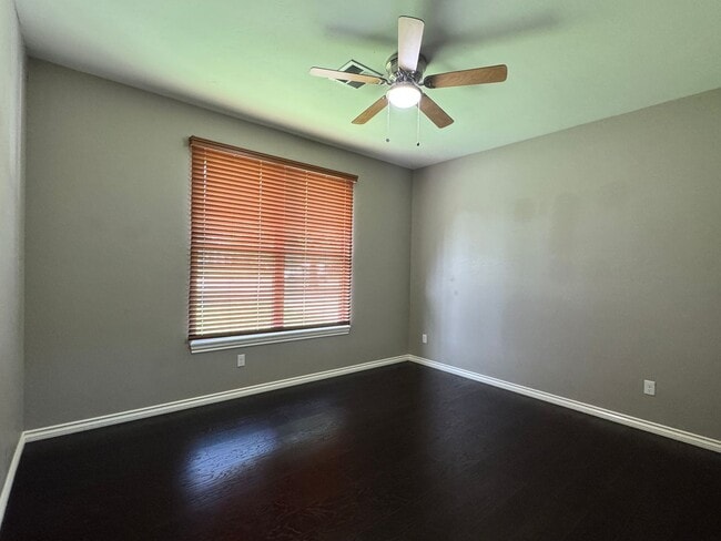 Building Photo - Spacious 3 Bedroom 2.5 Bath Home Near Okla...