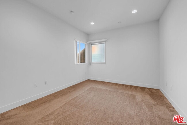 Building Photo - 4211 Redwood Ave