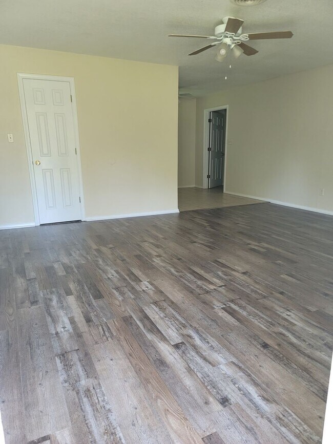 Building Photo - Cozy 3 bed 1.5 bath home for rent in Van B...