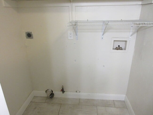 Building Photo - Single Family, Single Level Home - Mid-Val...