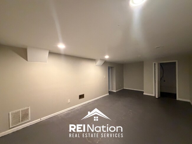 Building Photo - ACT FAST! 3BR/2BA in Birmingham | Vaulted Ceilings & Fireplace | 2-Car Garage!