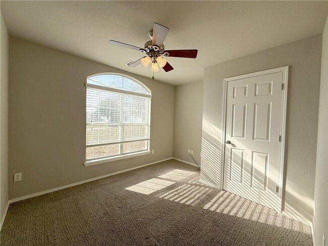 Building Photo - 950 Honeysuckle Dr