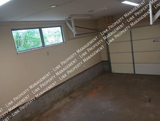 Building Photo - Don't Miss this Charming 2 bedroom with Ga...
