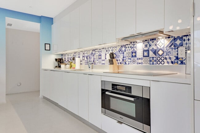 Building Photo - 250 Collins Ave