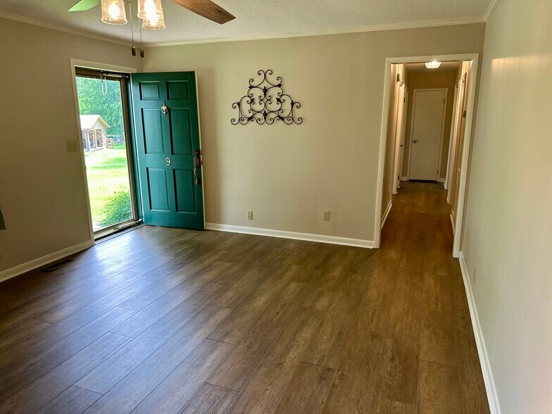 Building Photo - 9 Garden Ln