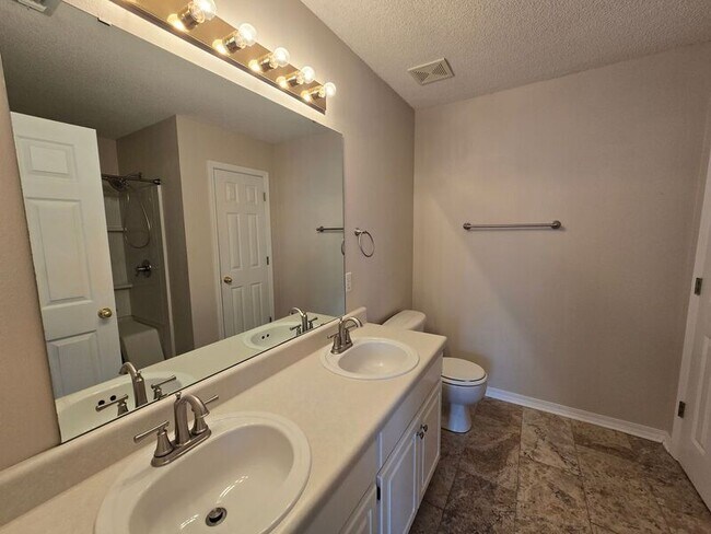 Building Photo - 3324 Village Green Dr