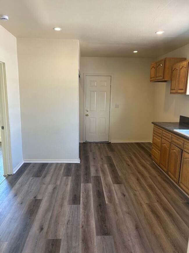 Building Photo - 649