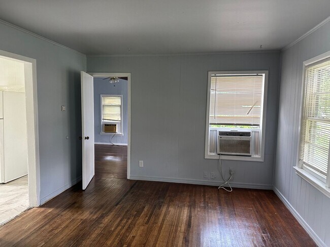 Building Photo - 3 bedroom/1 bath house!