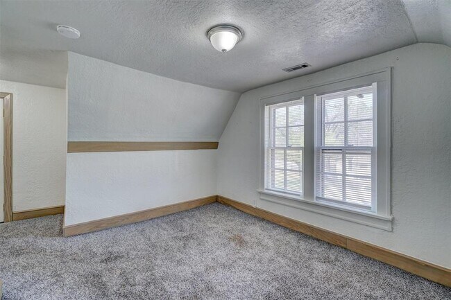 Building Photo - 404 Chautauqua Ave