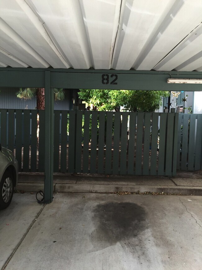 Building Photo - Spacious 1 bedroom/1 bathroom downstairs condominium.