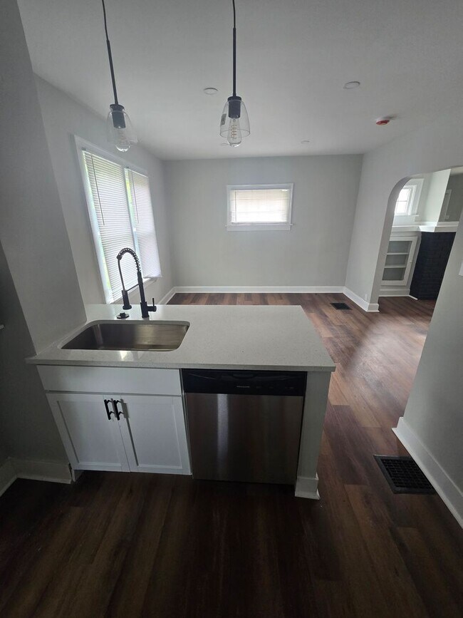 Building Photo - 3 BEDROOM SINGLE FAMILY HOME