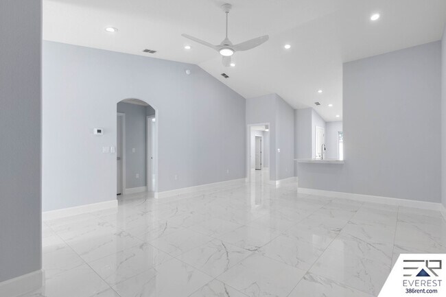 Building Photo - 10 Llovera Pl