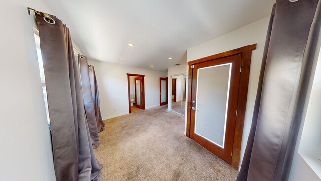 Building Photo - Stunning 2 Bedroom 2 Bath Home - Ideal Loc...