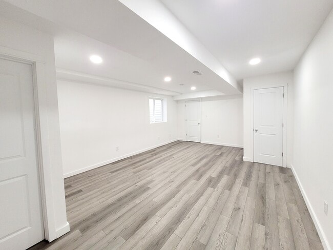 Building Photo - 729 Bates St SE