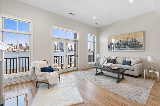 Building Photo - 16 Regency Pl