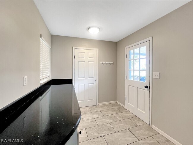 Building Photo - 2210 Parkview Dr