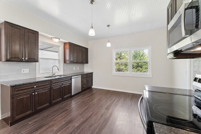 Building Photo - Welcome home to this stunning, light-filled rental that truly has it all! Featuring huge living s...