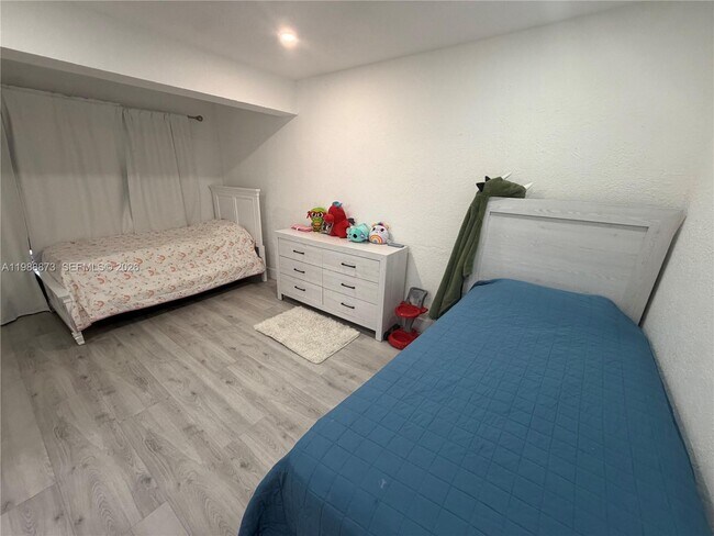 Building Photo - 660 SW 30th Terrace