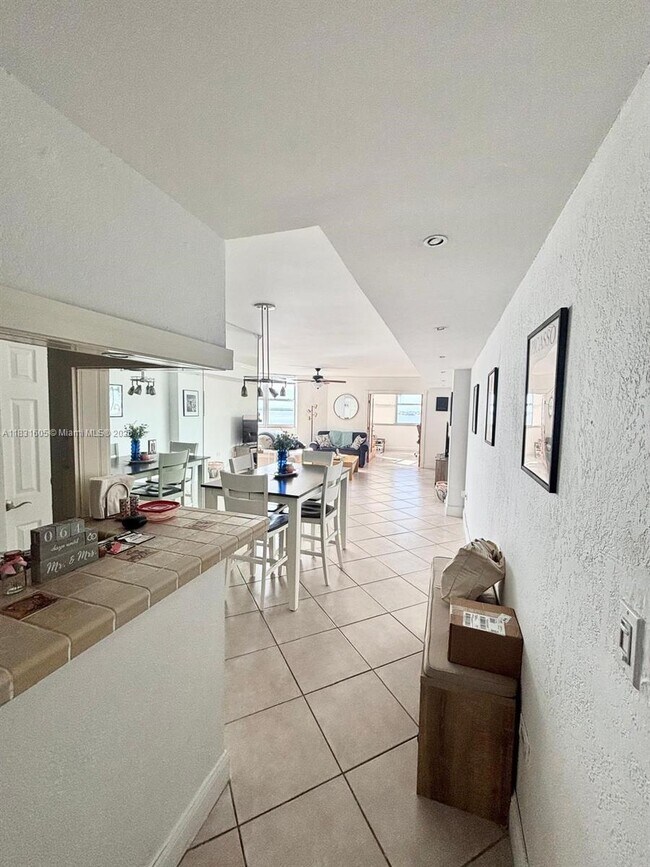 Building Photo - 999 Brickell Bay Dr