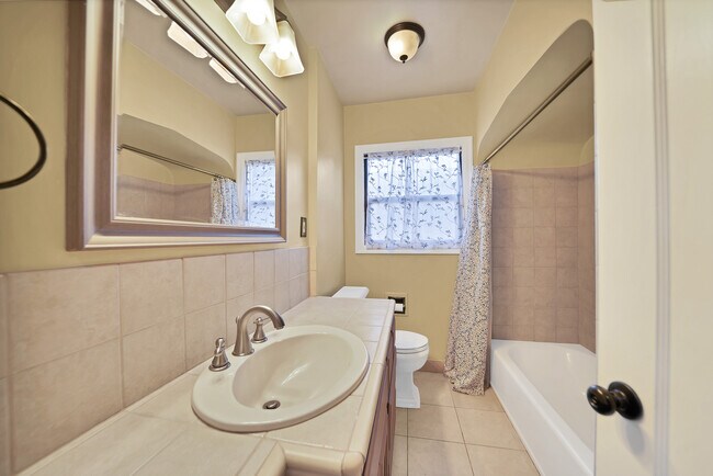 Building Photo - 1301 S Lee Ave