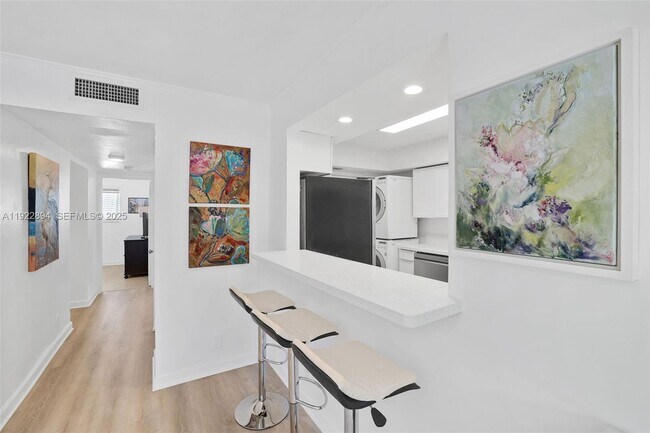 Building Photo - 1601 Bay Rd