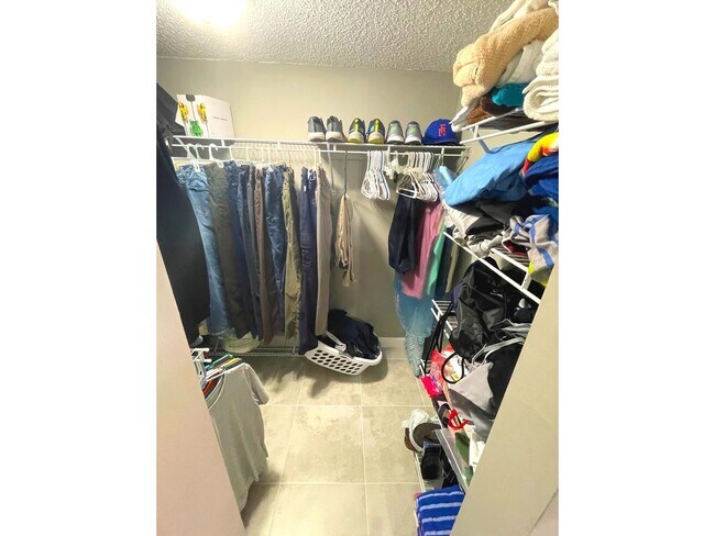 Building Photo - 2805 SW 22nd Ave