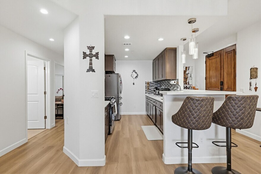 Building Photo - 5132 W Maplewood Ave