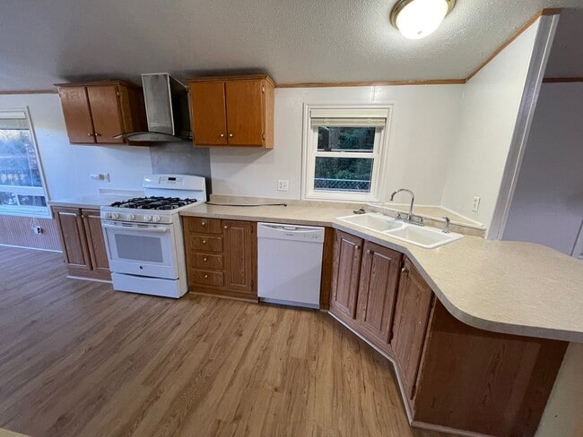 Building Photo - Lakebay 3 Bedroom Available Now, Fenced Yard & More! $500 Move in Bonus!