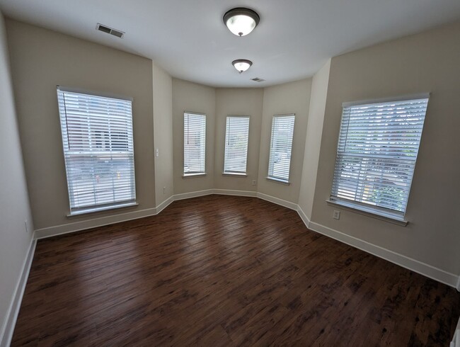 Building Photo - AVAILABLE NOW- 1-Bed/1-bath in Lenox Village