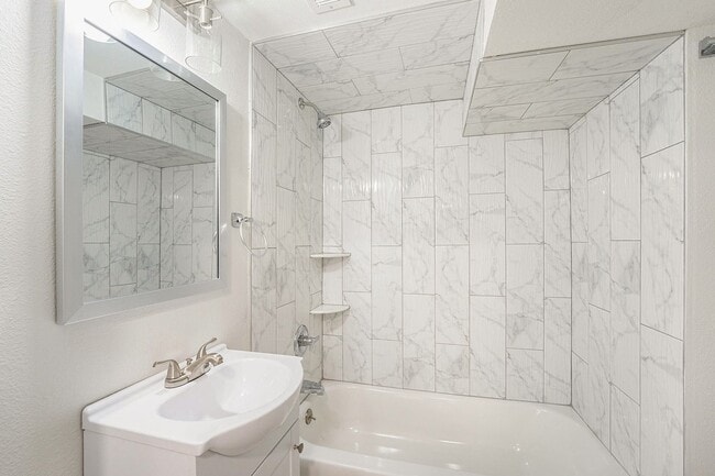 Building Photo - 4728 Estes St