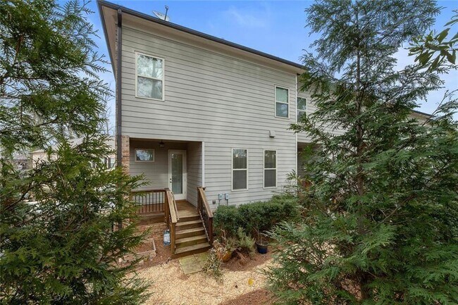 Building Photo - 827 Canterbury Rd NE