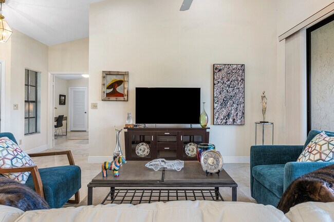 Living area - 7205 Sweetbay Ct
