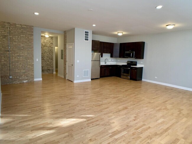 Building Photo - 6125 N Clark St