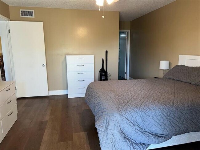 Building Photo - 4000 Crystal Lake Dr