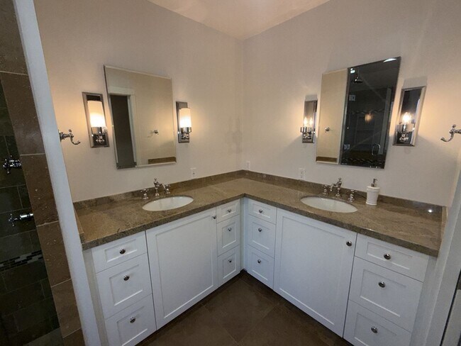 Building Photo - Burbank Hillside 3brm, 3bath Residence.