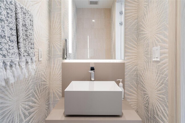 Building Photo - 1000 Brickell Plaza