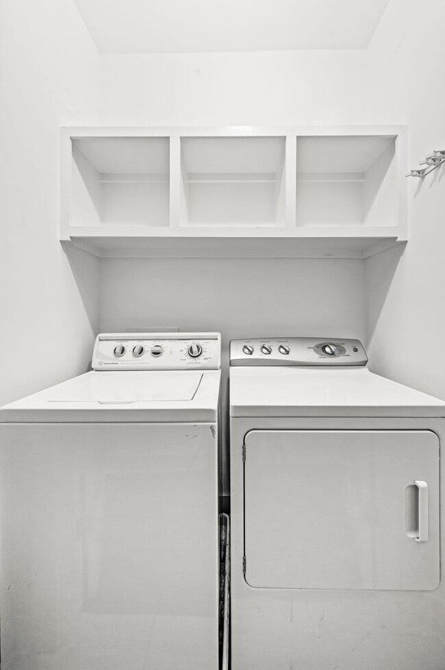 Building Photo - Modern 3BR/3.5BA home in Sylvan Summit, just minutes from downtown!