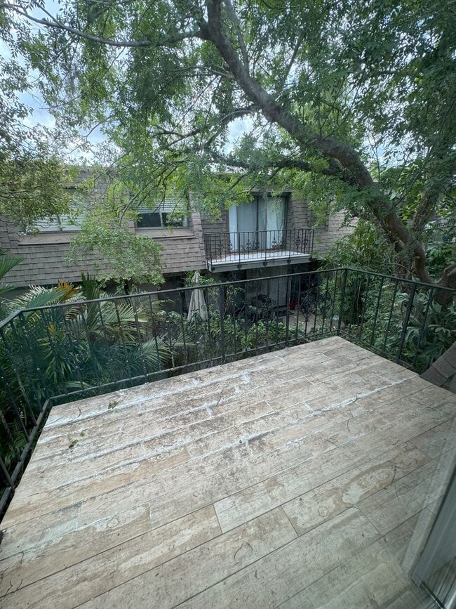 Building Photo - Beautifully updated 2 bedroom 2.5 bath townhome in highly desirable Lake Ivanhoe!