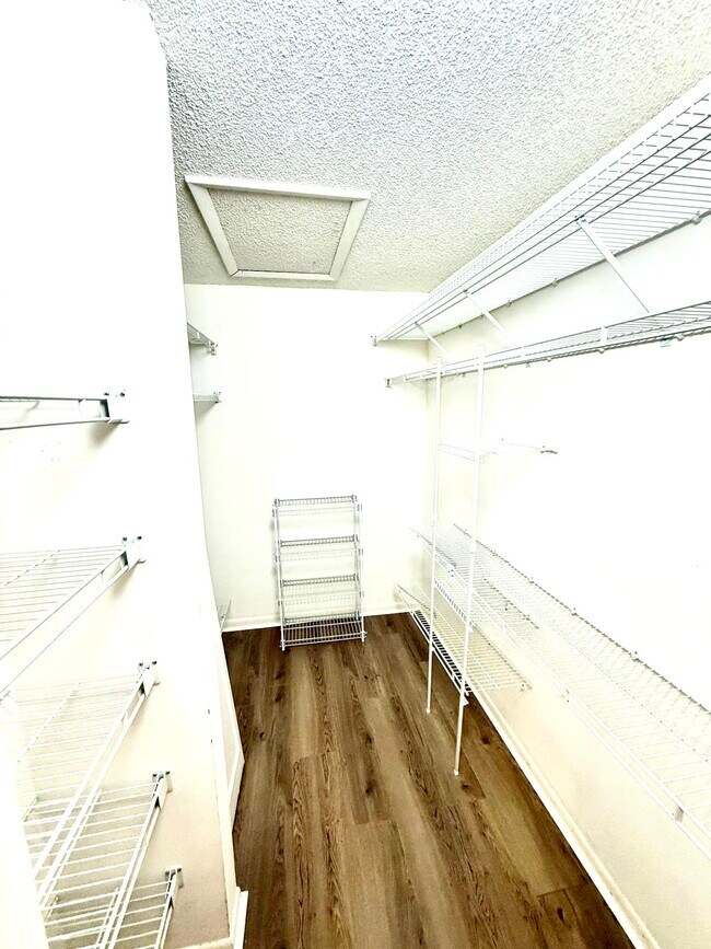 Building Photo - 13750 Oneida Dr
