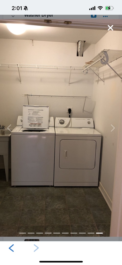 Building Photo - Nice end unit townhouse in waterfront community